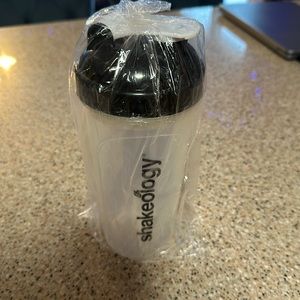 Beachbody shaker cup and portion control containers - Brand new!